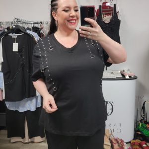 Tee-shirt col V long noir avec bandes à oeillets