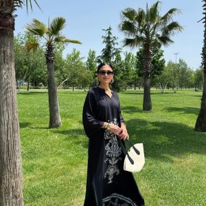 Robe “Noire Élégance” – motifs blanche orientale