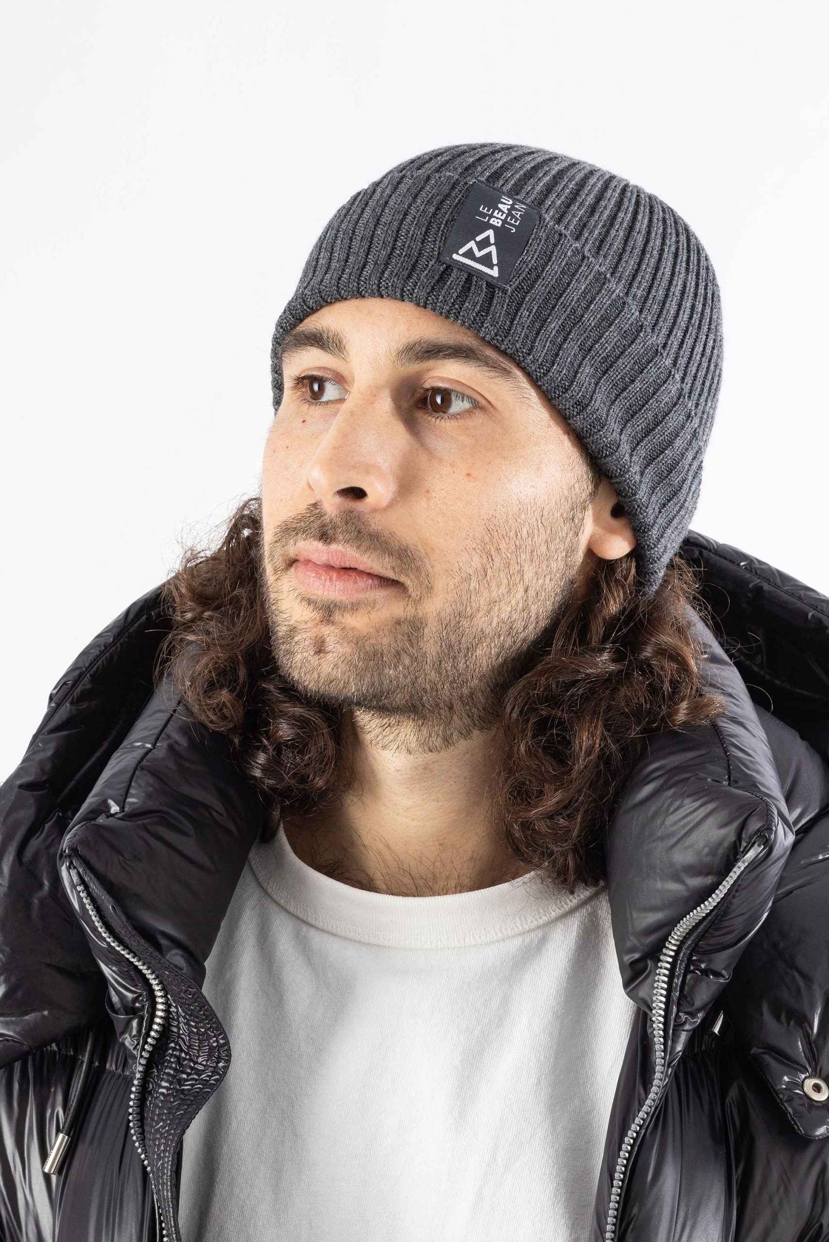 Bonnet en laine gris avec étiquette logo tissée – Image 3