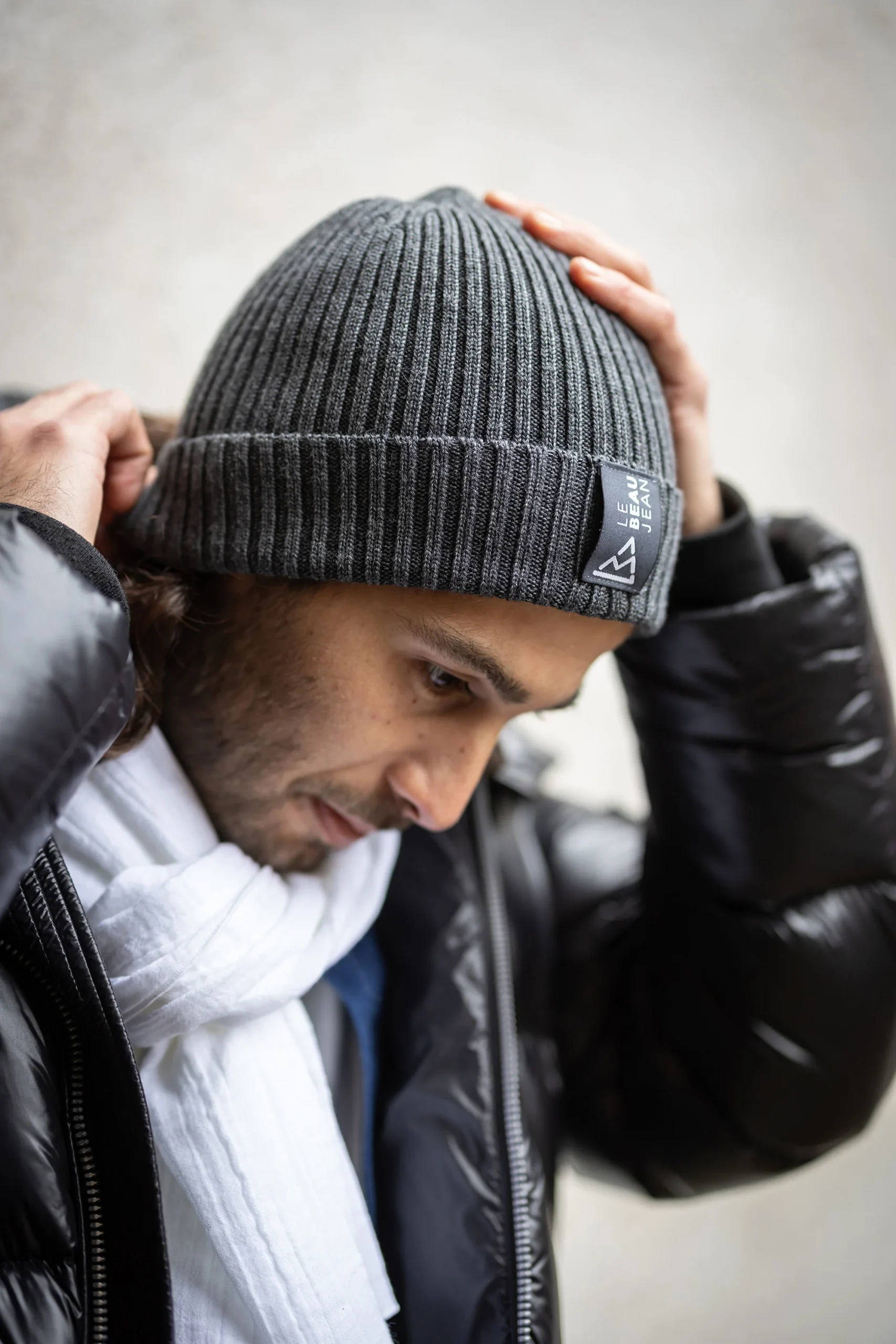 Bonnet en laine gris avec étiquette logo tissée – Image 4