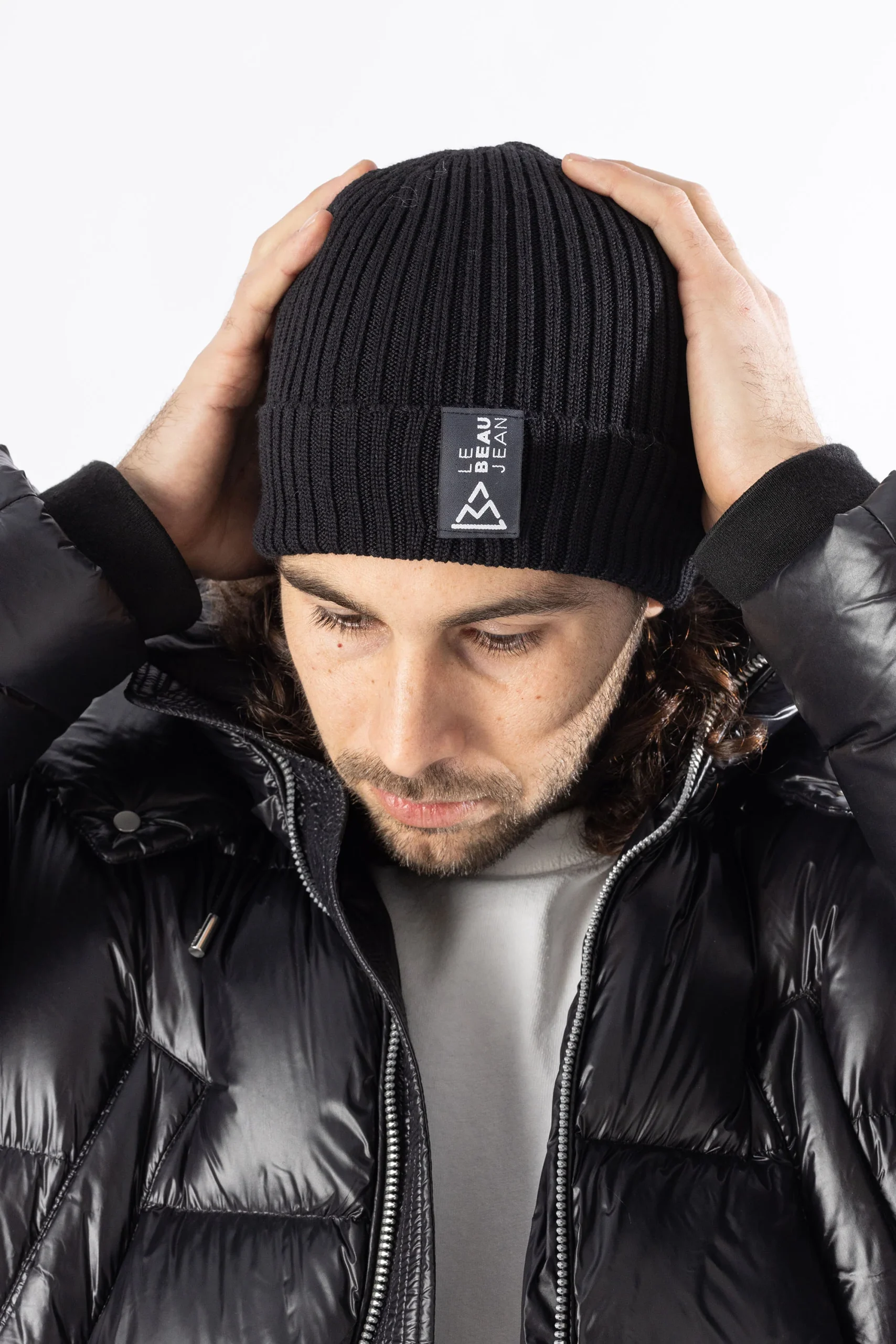 Bonnet en laine noir avec étiquette logo tissée – Image 3