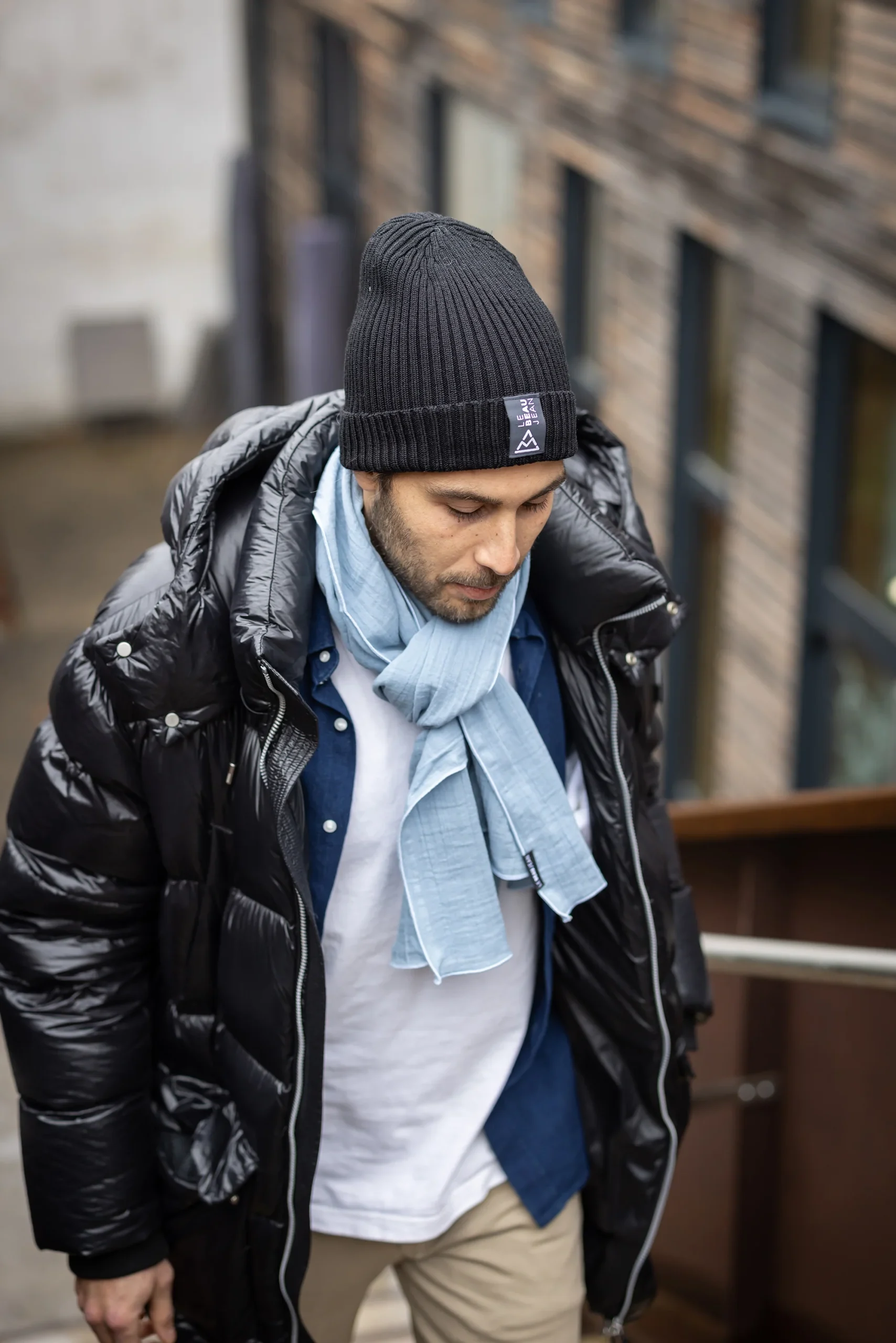 Bonnet en laine noir avec étiquette logo tissée – Image 4