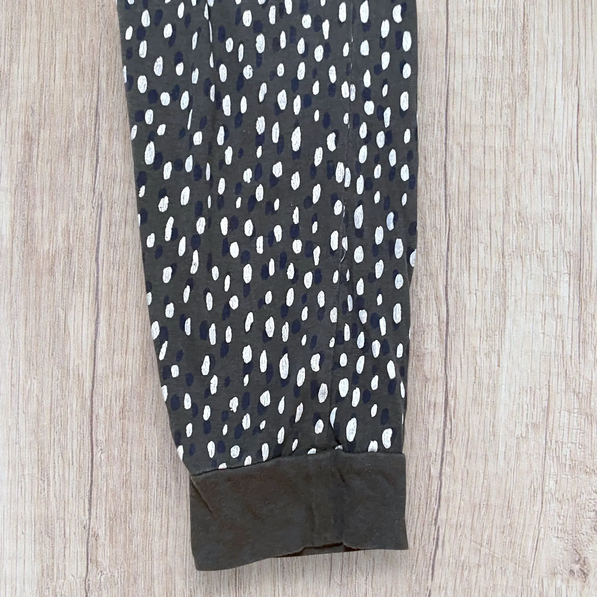 Bas de pyjama femme 9th Avenue L gris à pois – Taille ajustable et resserré aux chevilles – Image 4