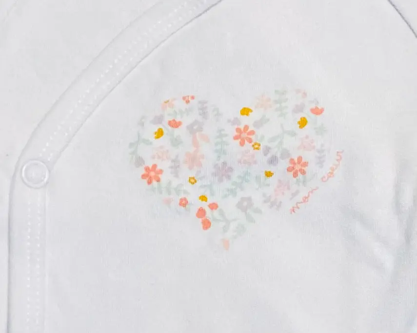 Body Fille Naissance - Cache-Cœur Blanc avec Fleurs en Cœur - Mes Petits Cailloux – Image 3