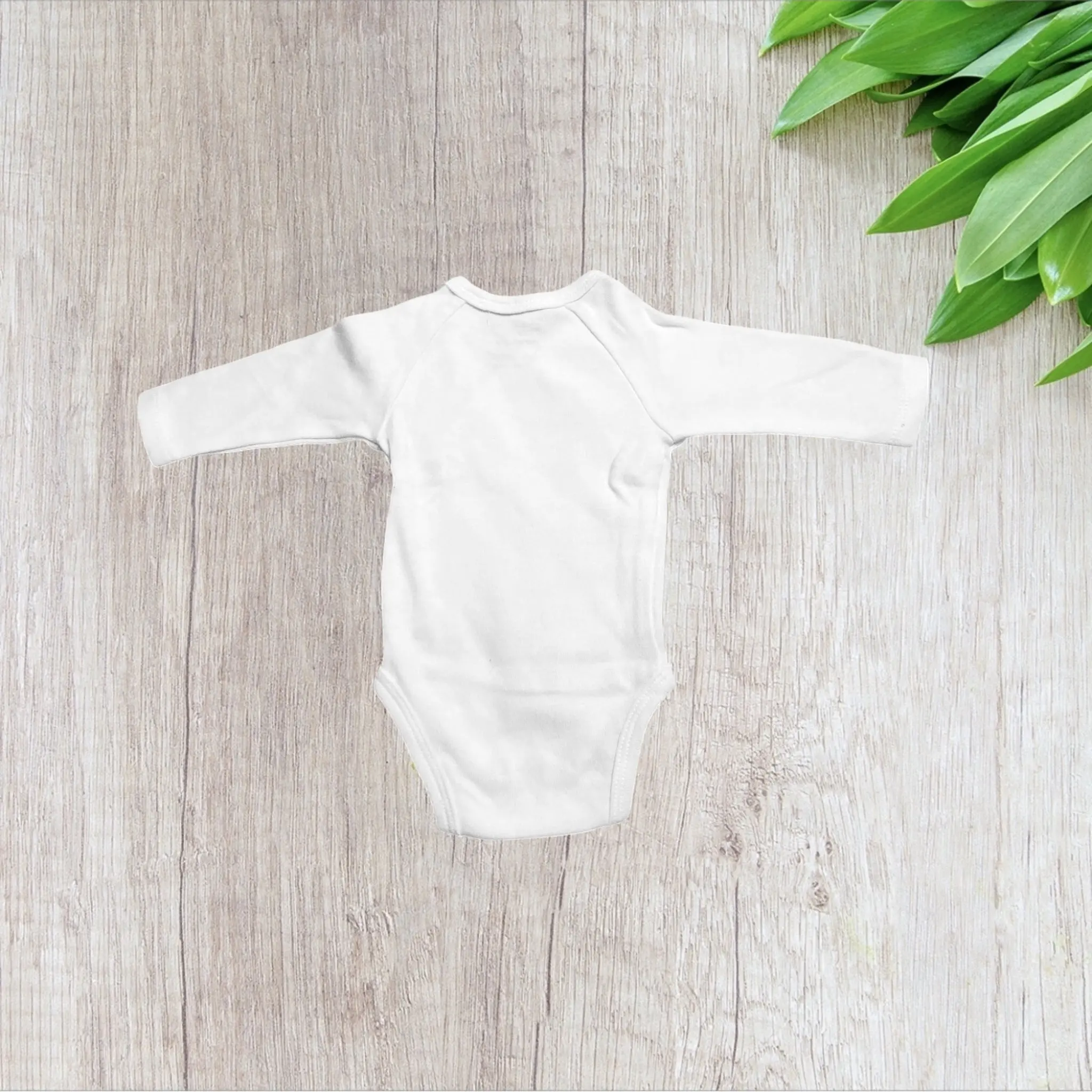 Body Fille Naissance - Cache-Cœur Blanc avec Fleurs en Cœur - Mes Petits Cailloux – Image 2