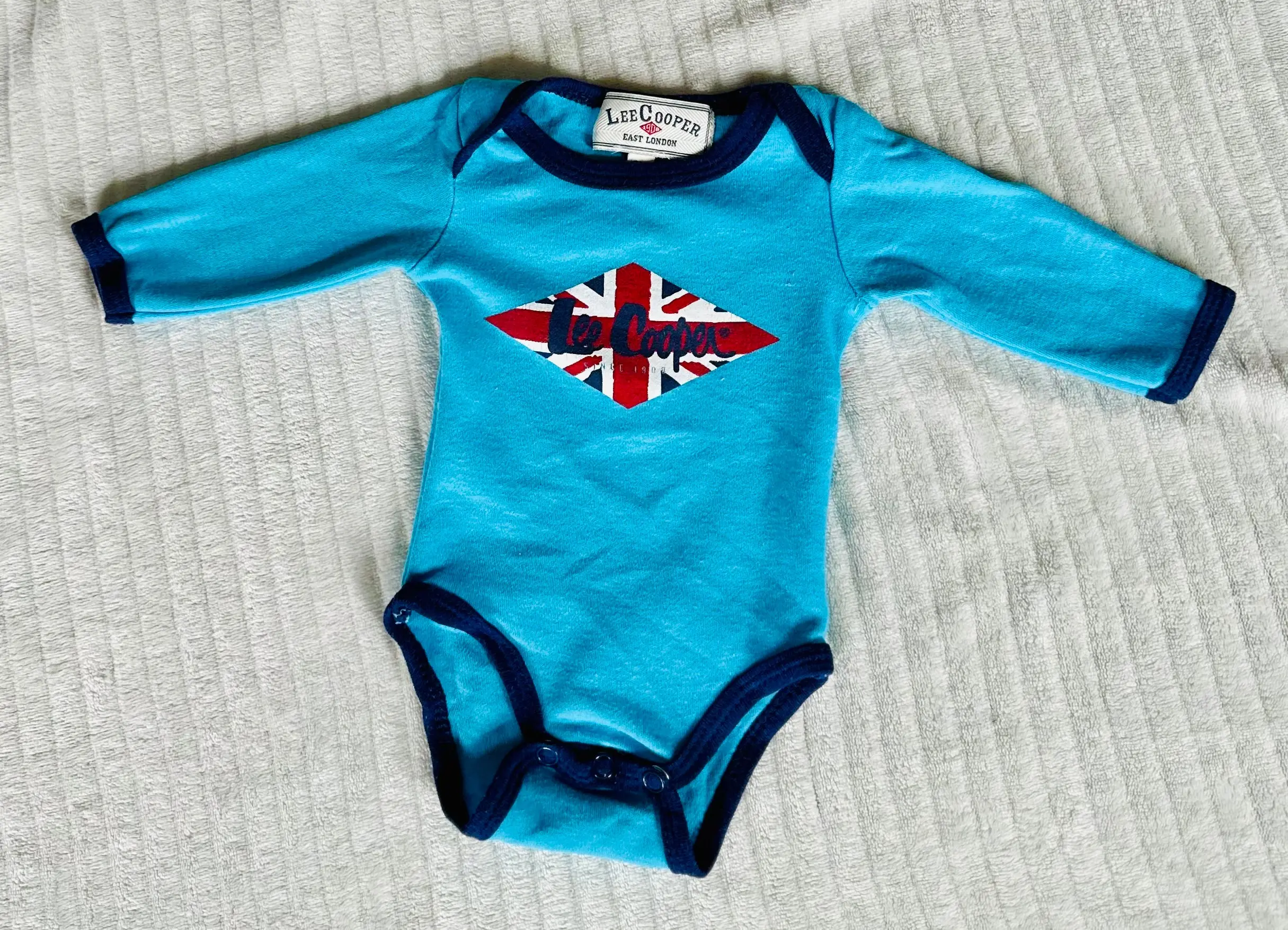 Body Garçon Bleu avec Drapeau d'Angleterre - Taille 3 Mois - Lee Cooper
