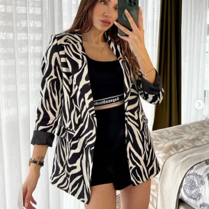 Veste à manche retroussées