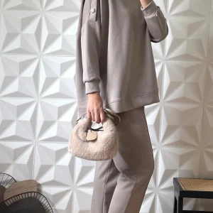 Ensemble pantalon et haut à manches asymétriques avec boutons en strass - Taupe