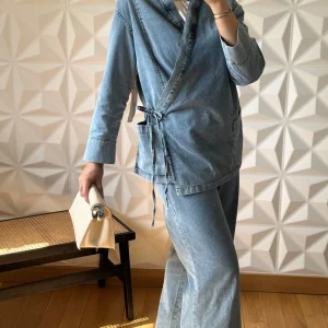 Ensemble veste en jean nouée sur le côté et pantalon large - Bleu moyen