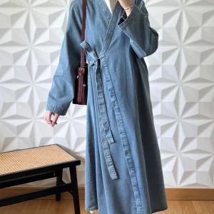 Veste longue en jean croisée et nouée sur le devant - Délavage moyen