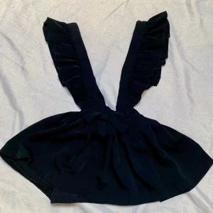 Jupe Noire avec Bretelles et Nœud - Fille 6 ans, Shein