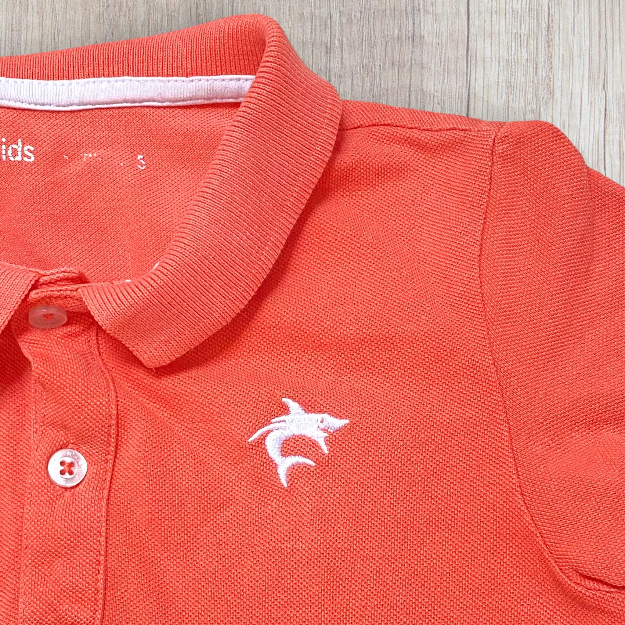 Polo garçon corail–5 ans–Gémo–Broderie requin – Image 2