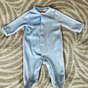 Pyjama Bébé Garçon en Polaire Bleu Clair à Étoiles Blanches - 3 Mois - Boite à Malice