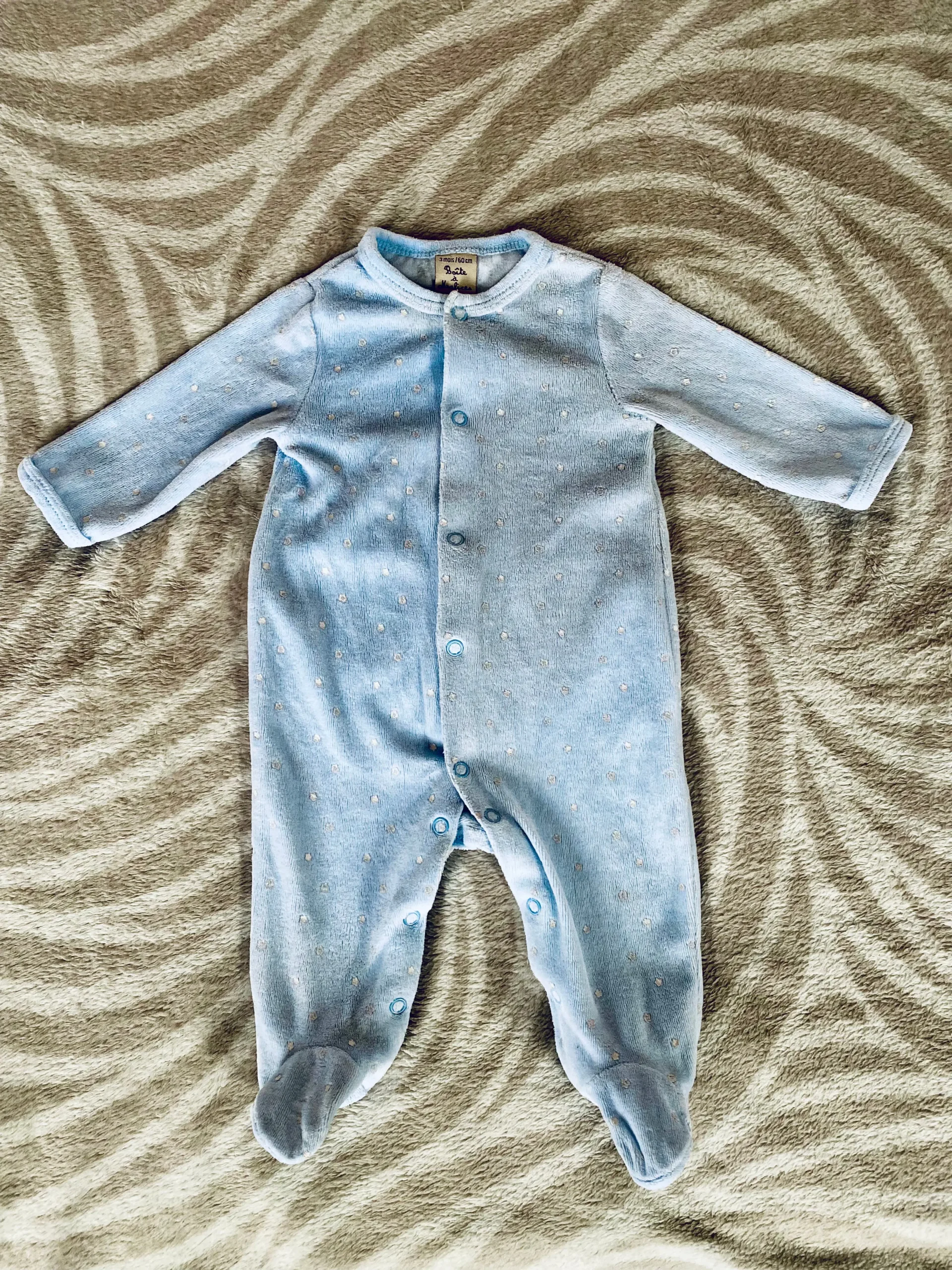 Pyjama Bébé Garçon en Polaire Bleu Clair à Étoiles Blanches - 3 Mois - Boite à Malice
