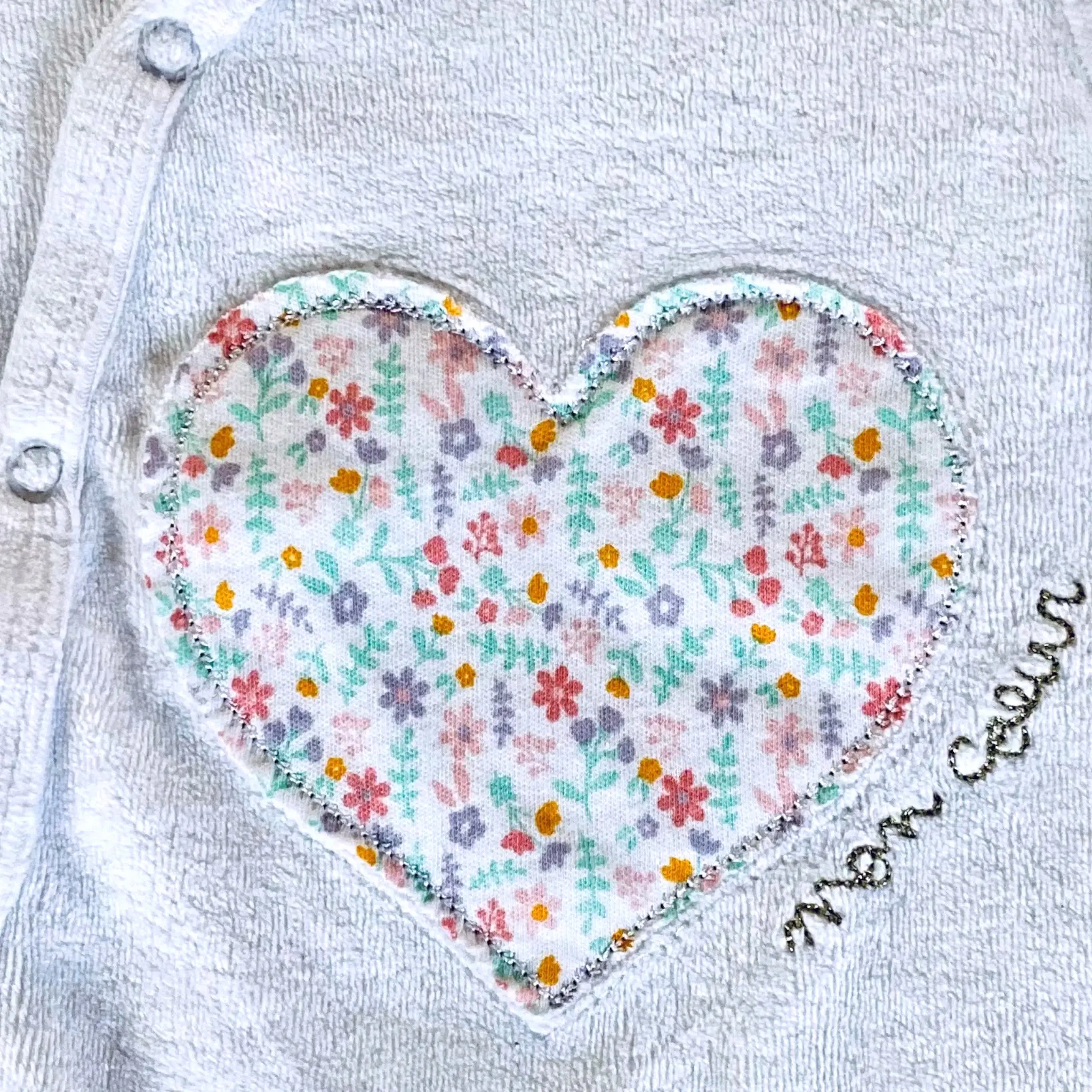 Pyjama Naissance Fille en Polaire Blanc avec Cœur Fleuri et Broderie Dorée - Mes Petits Cailloux – Image 2