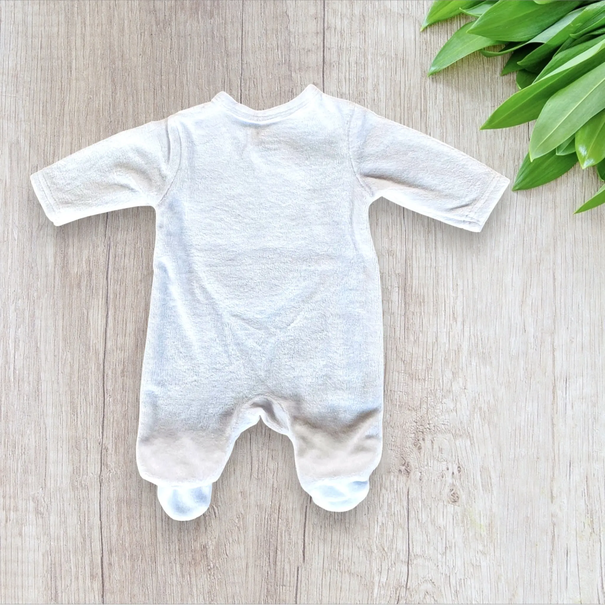 Pyjama Naissance Fille en Polaire Blanc avec Cœur Fleuri et Broderie Dorée - Mes Petits Cailloux – Image 3