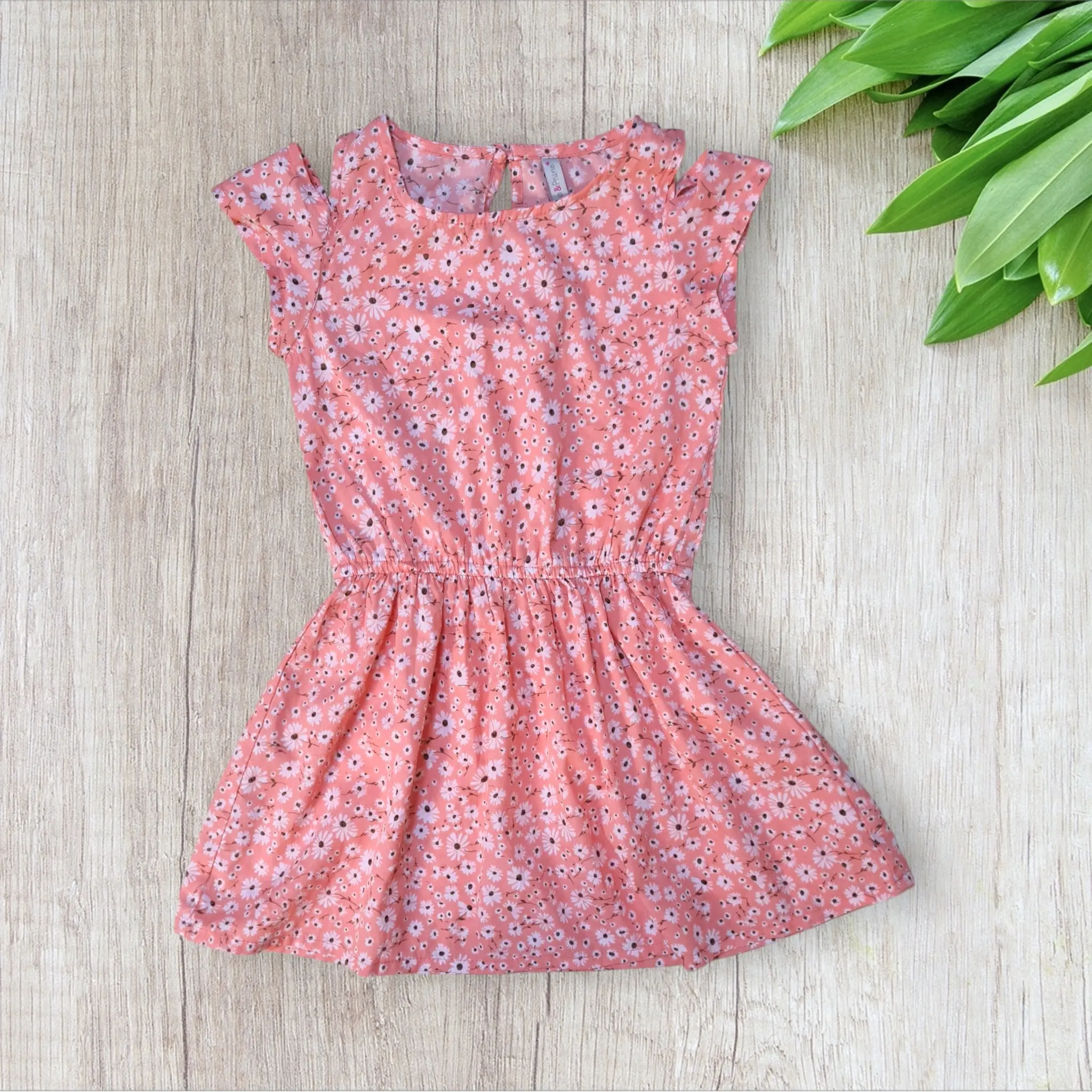 Robe fille 4 ans – Districenter – Rose corail à fleurs, épaules ajourées