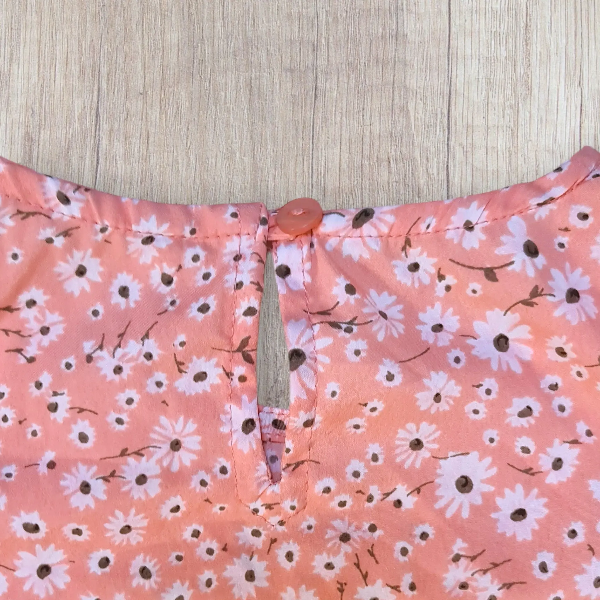 Robe fille 4 ans – Districenter – Rose corail à fleurs, épaules ajourées – Image 3