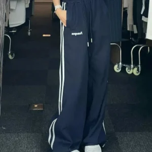 Track pants baggy