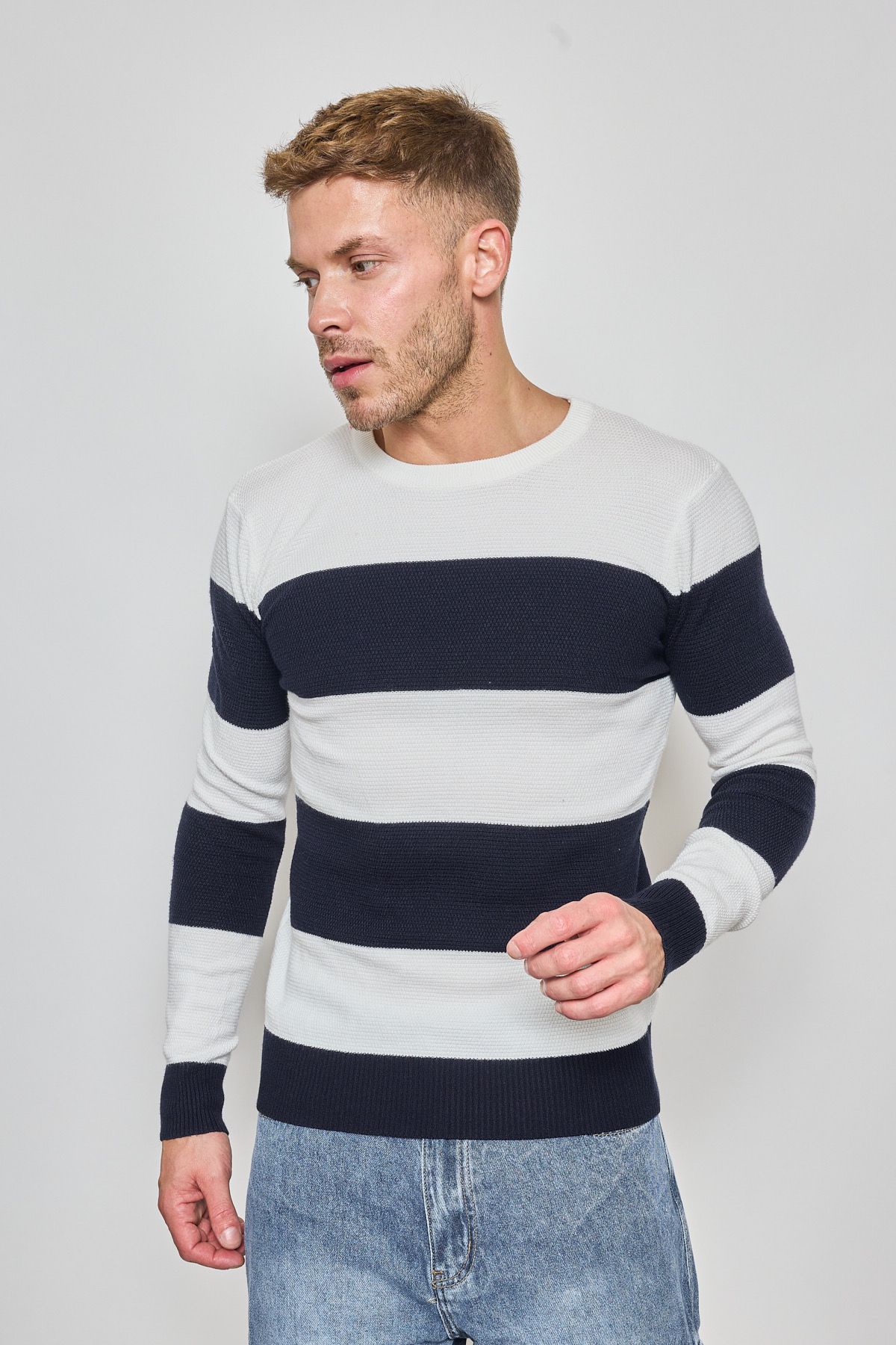 Pull à rayures marine – Image 4