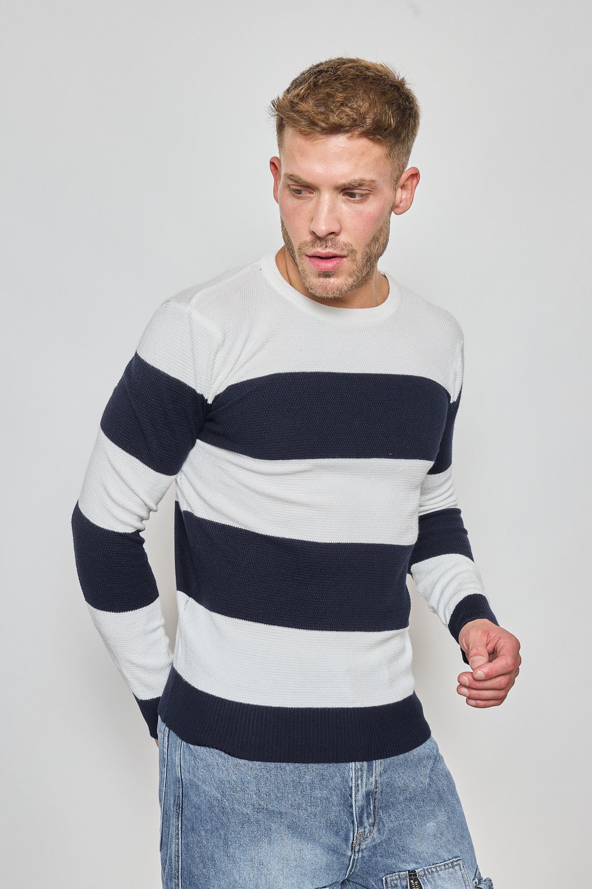 Pull à rayures marine – Image 3