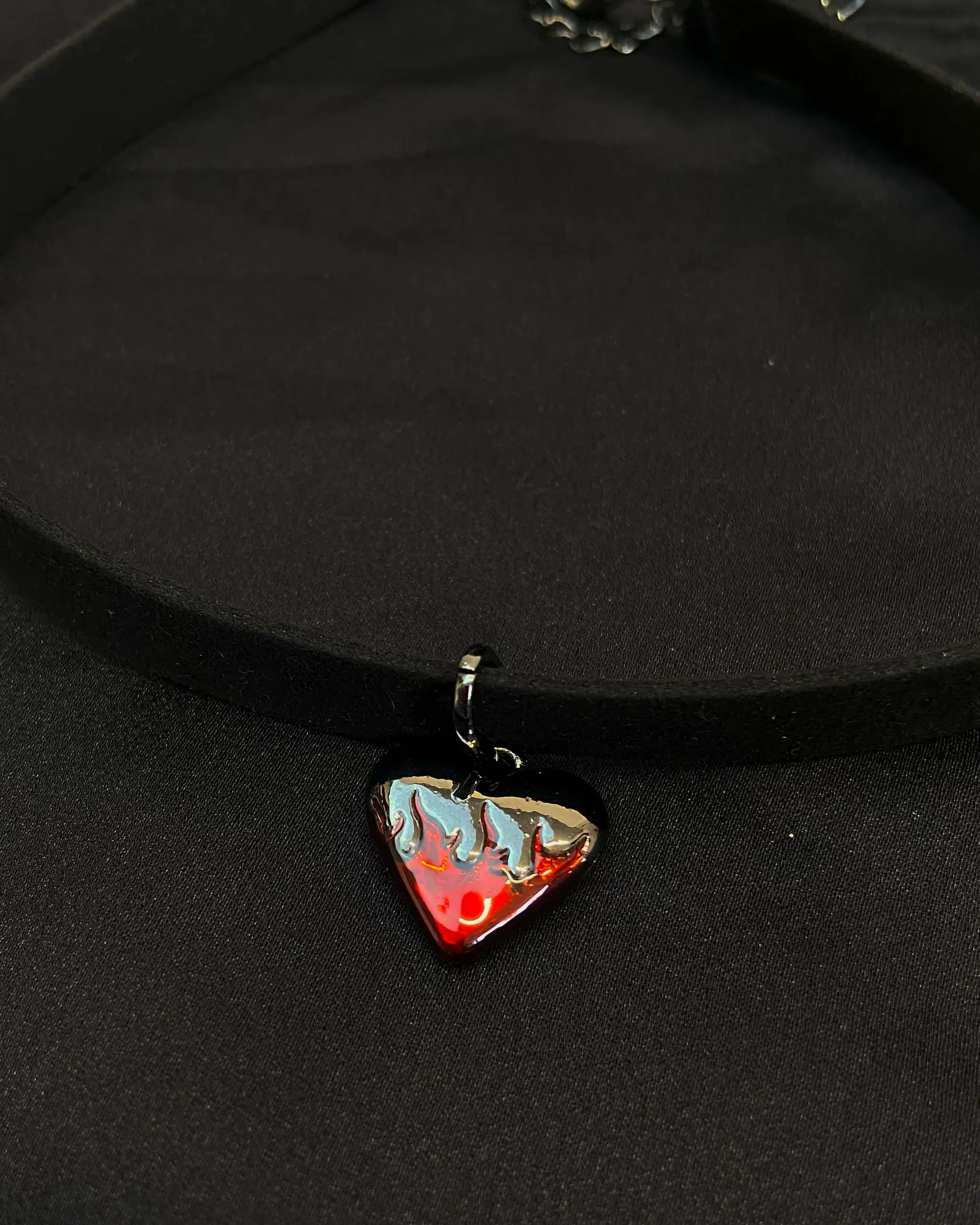 Collier choker coeur flamme