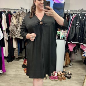 Robe noire décolleté anneau