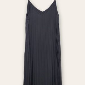 Robe longue plissée noire à fines bretelles