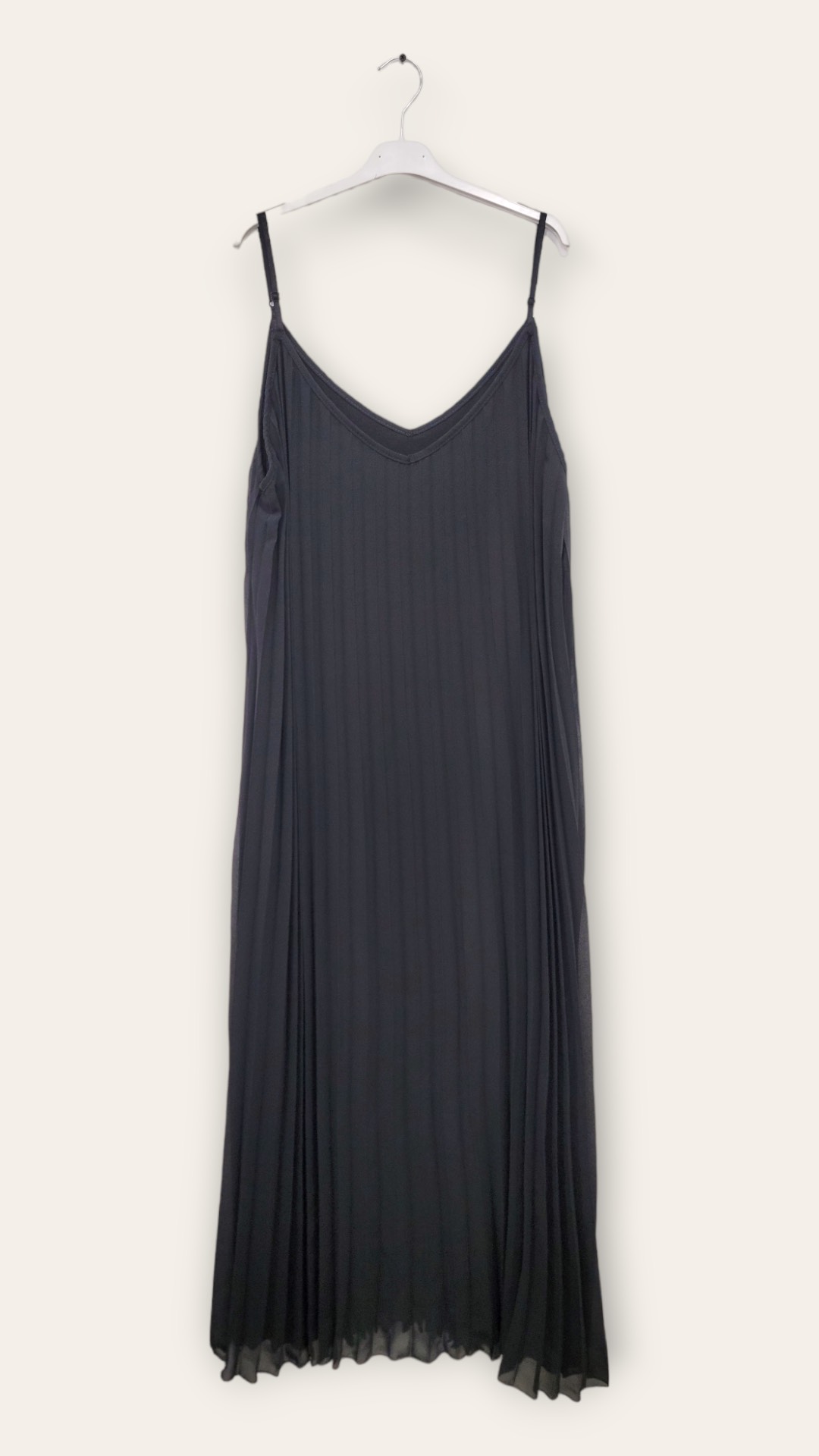 Robe longue plissée noire à fines bretelles