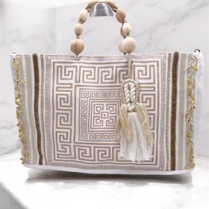 Sac à main beige doré avec pompon