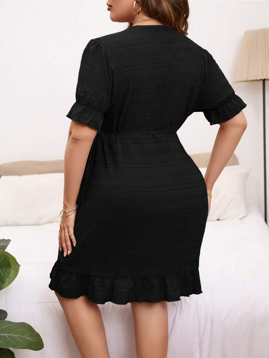 SHEIN GRANDE TAILLE (46/48) Robe portefeuille rayée à volants avec manches bouffantes et nœud latéral – Image 4